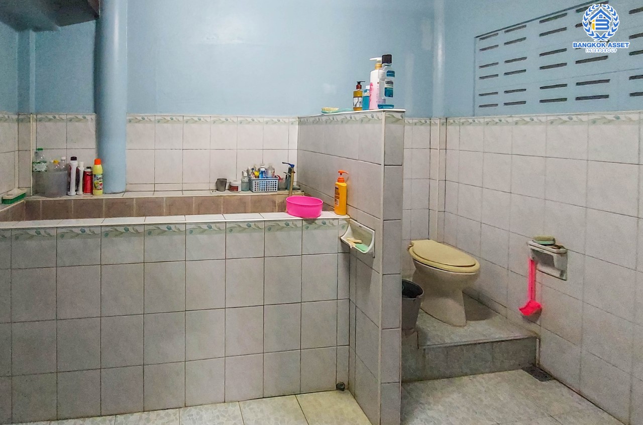 *****บ้านเดี่ยวมือสอง ซอยประชาอุทิศ 9  เนื้อที่กว้างขวางมากถึง 54 ตร.ว. ฟังก์ชัน 3 ห้องนอน 2 ห้องน้ำ ที่จอดรถ 2 คัน บนทำเลเดินทางสะดวก ใกล้รถไฟฟ้าสายสีน้ำเงิน "สถานีสถานีห้วยขวาง" และทางด่วน "กม.9"